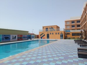 Piscina all'aperto, ombrelloni da piscina, lettini