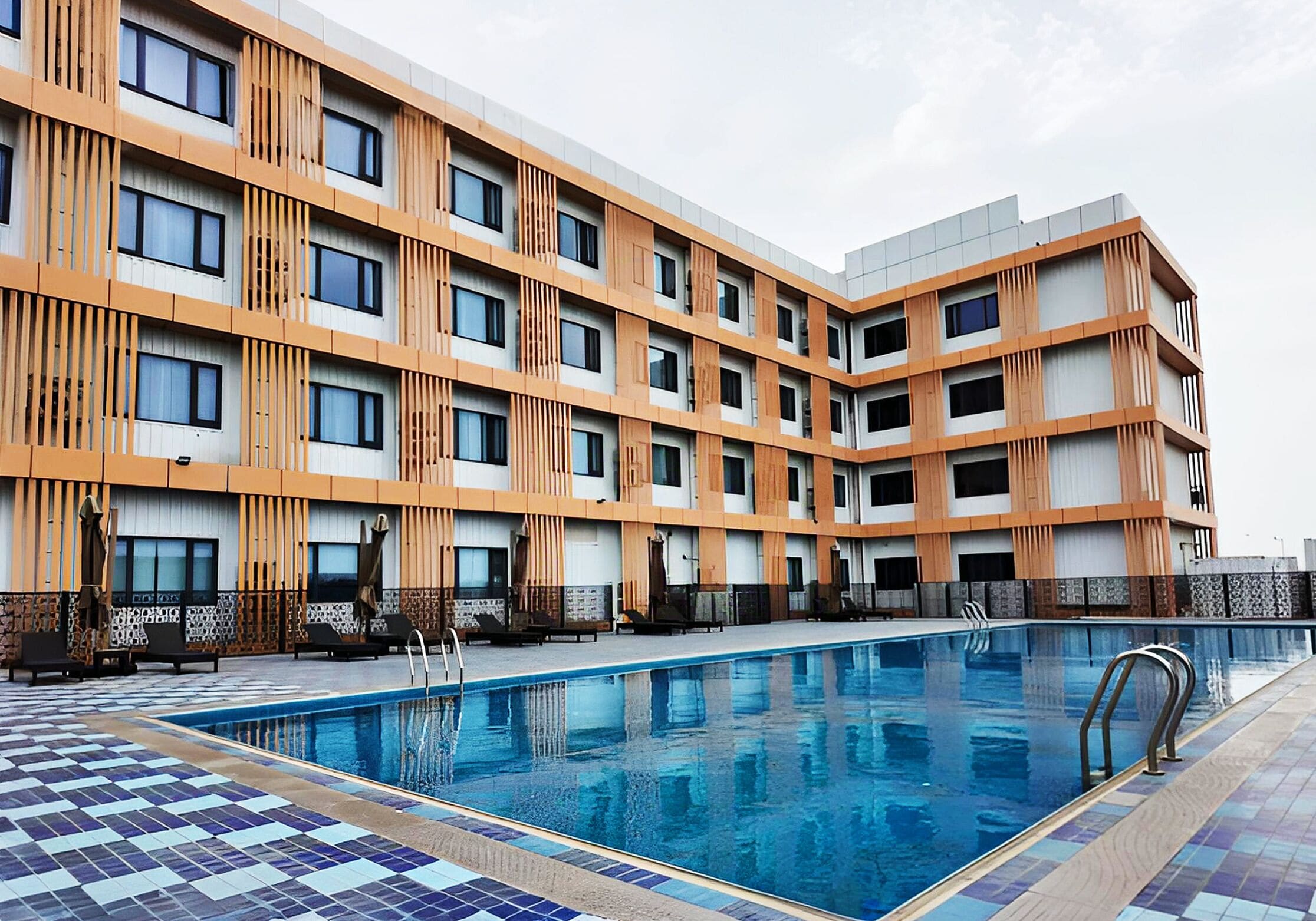 Piscine extérieure, parasols de plage, chaises longues