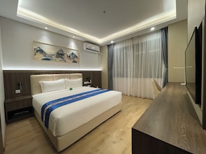 Bộ đồ giường cao cấp, chăn bông, nệm Select Comfort, minibar 