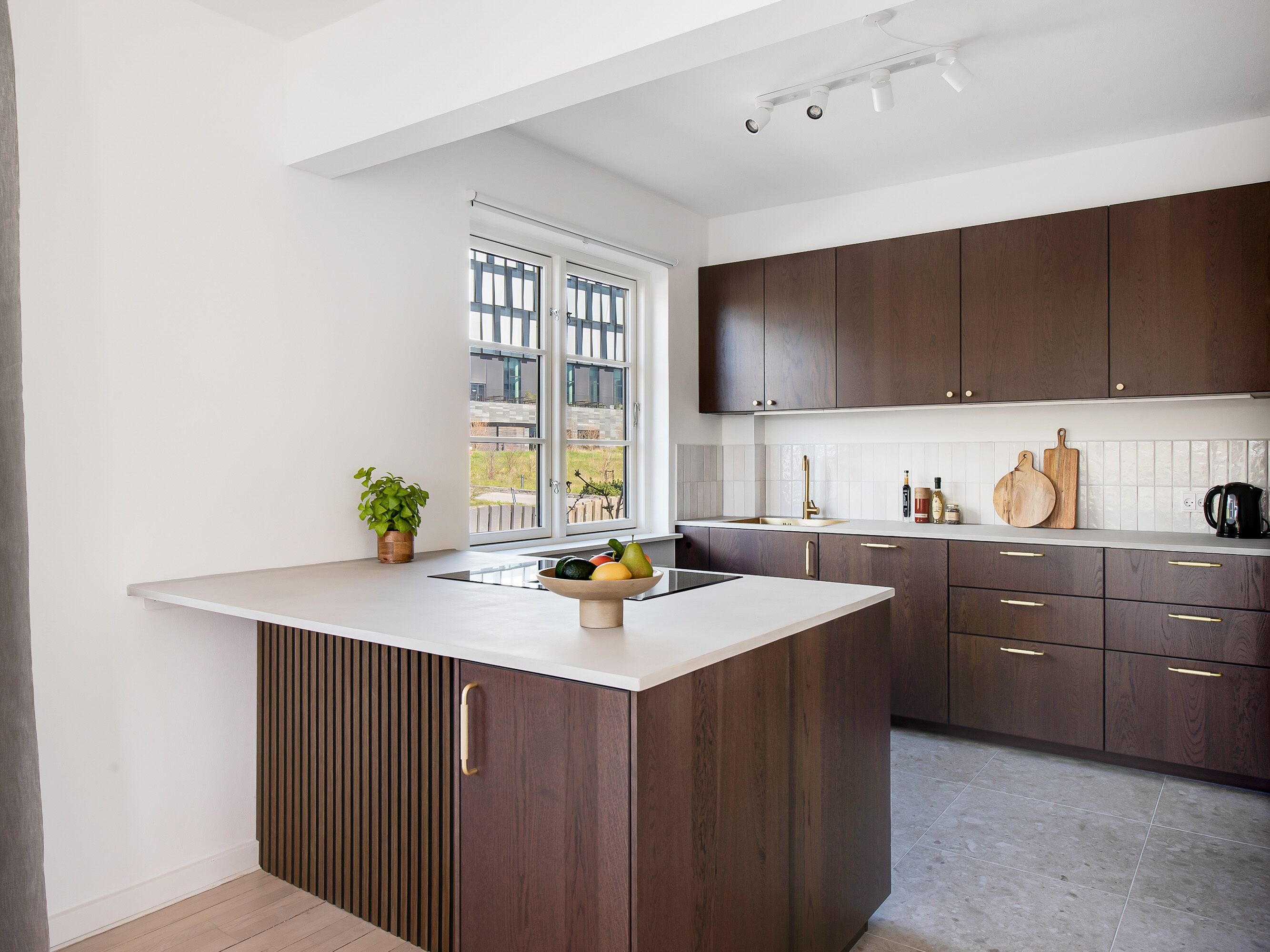 Kylskåp, ugn, spishäll och diskmaskin