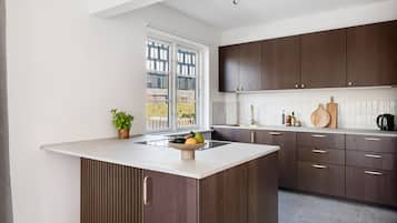 Fridge, oven, stovetop, dishwasher