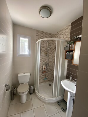 Een douche, een haardroger, handdoeken, zeep