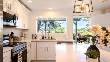 Frigorifero, microonde, forno, piano cottura