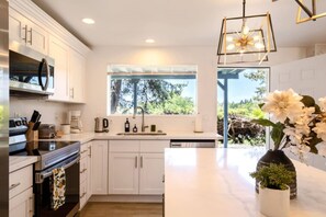 冷蔵庫、電子レンジ、オーブン、コンロ