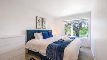 3 Schlafzimmer, Schreibtisch, Bügeleisen/Bügelbrett, WLAN