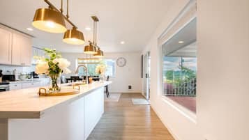 KĂŒhlschrank, Mikrowelle, Ofen, Herdplatte