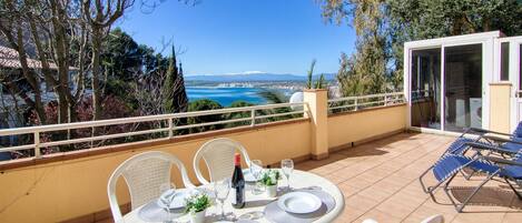 屋外ダイニングエリア