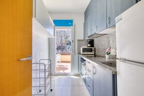 冷蔵庫、オーブン、コンロ、コーヒー / ティーメーカー