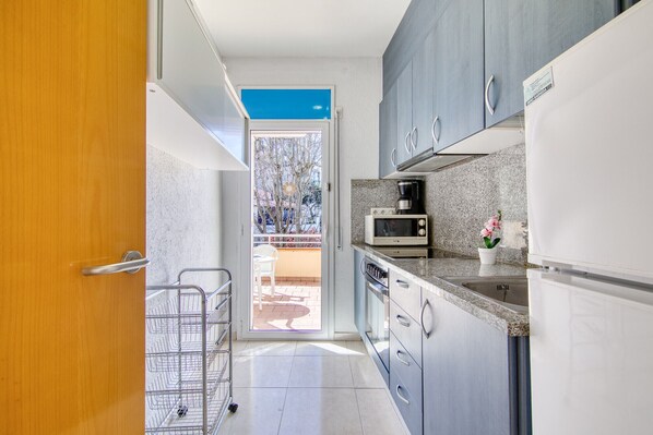 Fridge, oven, stovetop, coffee/tea maker