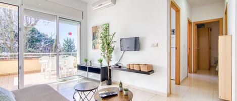 2 bedrooms, iron/ironing board, WiFi