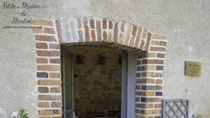 A rustic entrance with a brick archway leading to a dining area. - Renovated barn,  great for countryside walks, and bike rides (Azat-le-Ris)