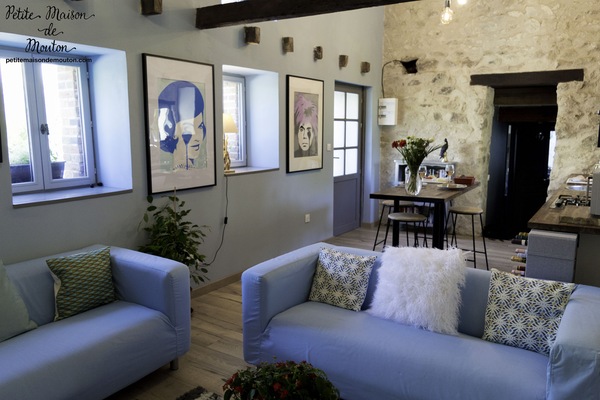 The super comfy sky blue sofas in the Petite Maison de Mouton. Art by Pure Evil.