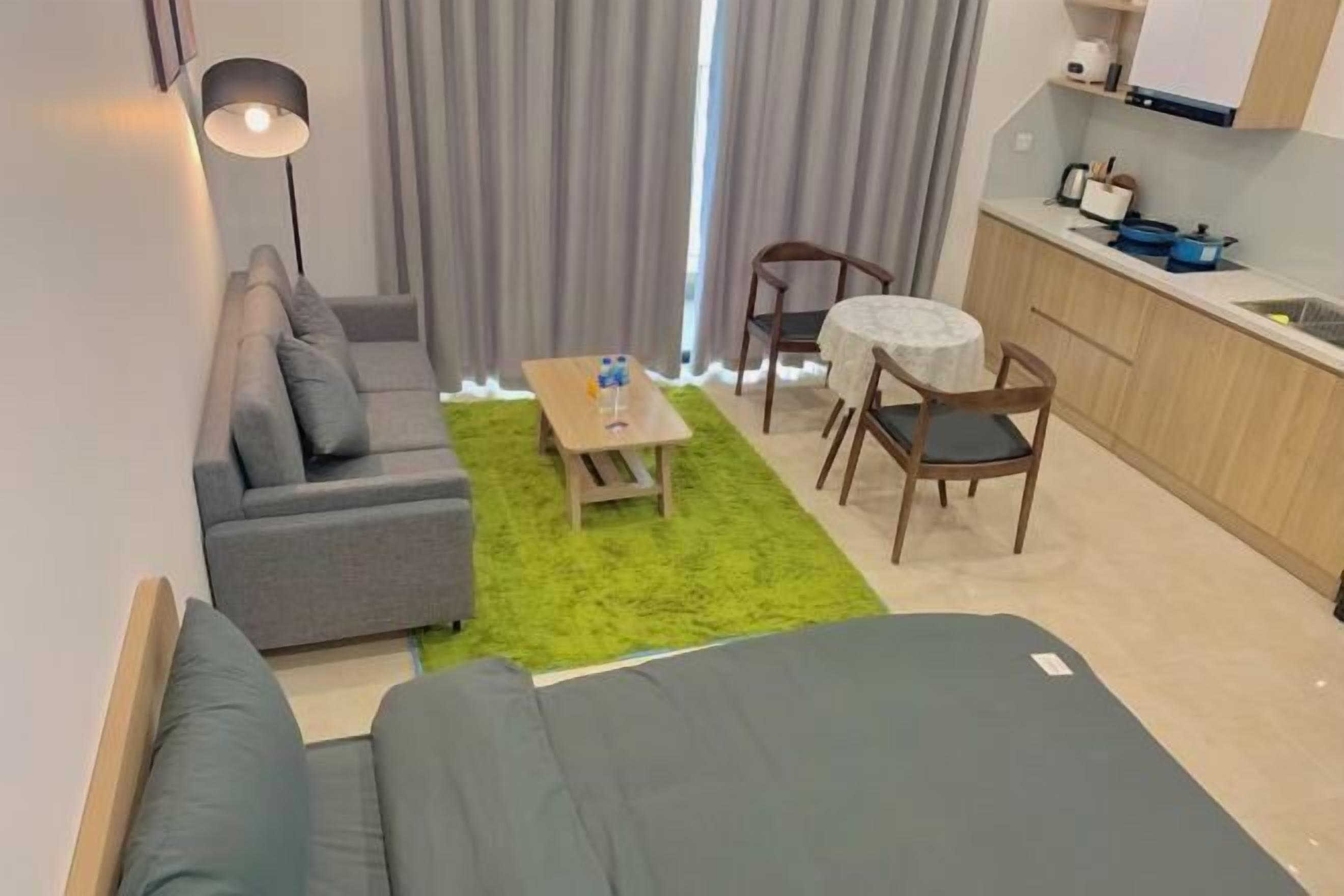 Työpöytä, kannettavalle tietokoneelle sopiva työtila, pimennysverhot