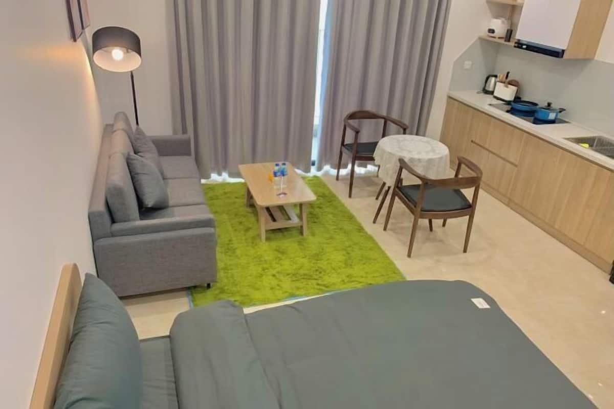 2 habitaciones, escritorio y espacio para trabajar con laptop
