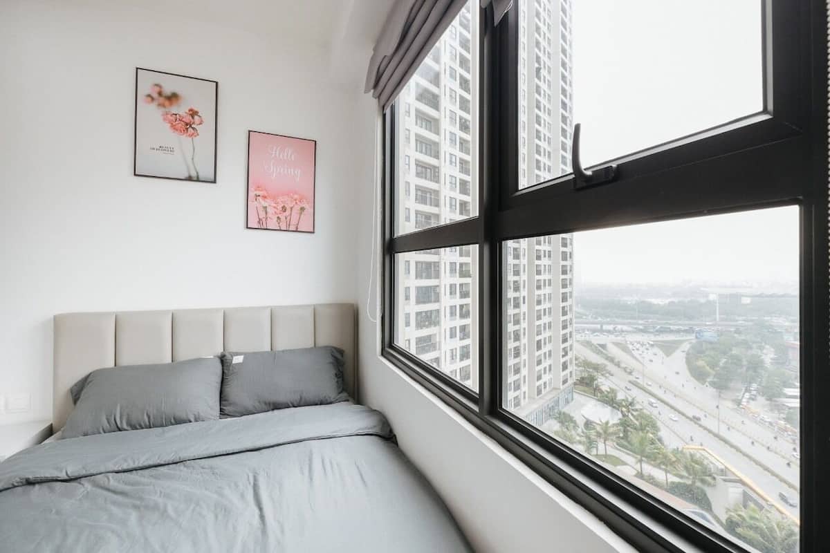 2 habitaciones, escritorio y espacio para trabajar con laptop