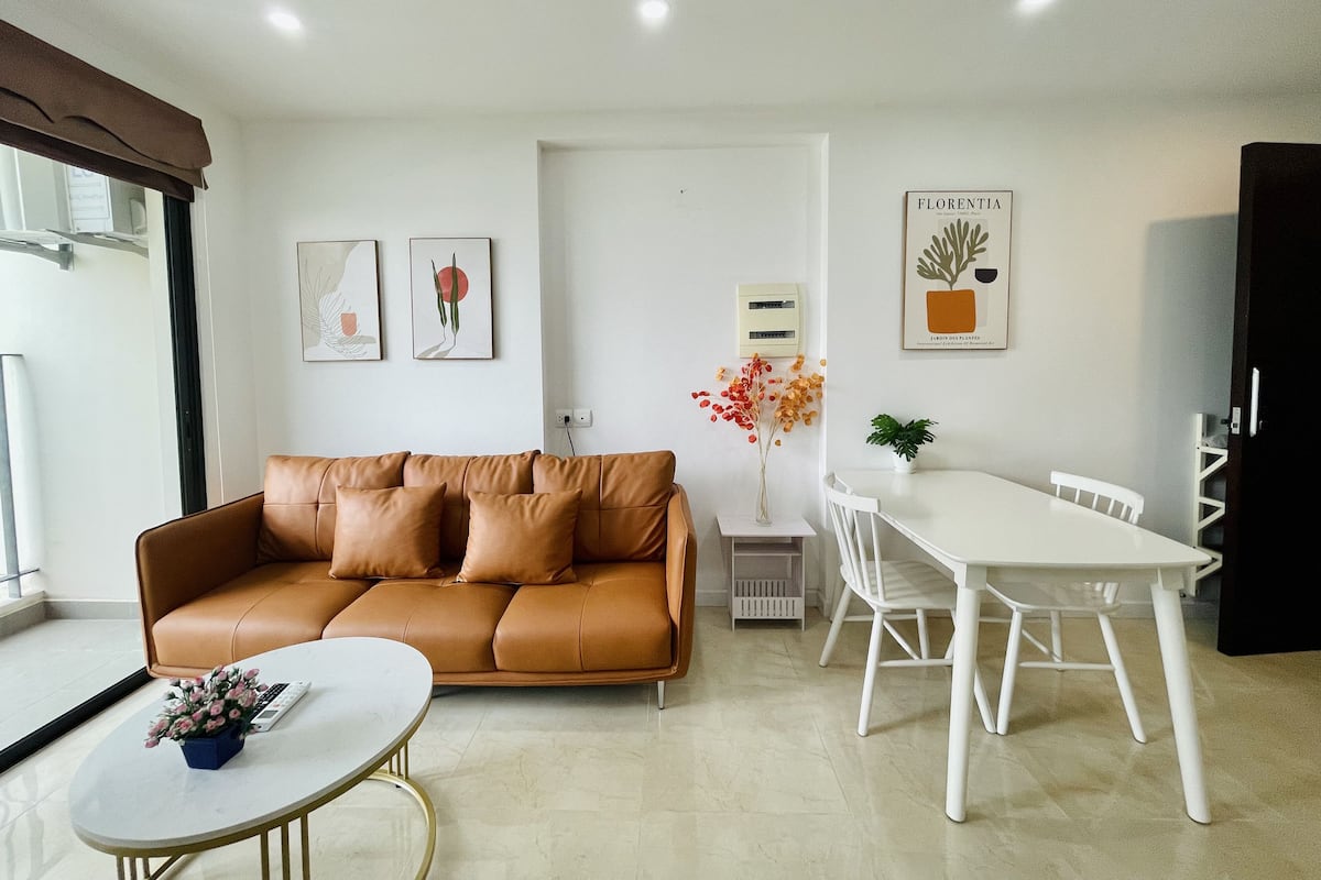 Departamento empresarial, 1 habitación | Área de sala de estar | Smart TV de 50 pulgadas con canales digitales, televisión y Netflix