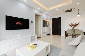 Apartamento superluxo | Área de estar | Smart TV 50 polegadas com canais digitais, TV, Netflix