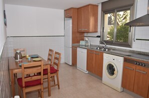 Four à micro-ondes, un four, surface de cuisson, lave-vaisselle