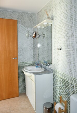 Dusche, Haartrockner, Bidet, Handtücher
