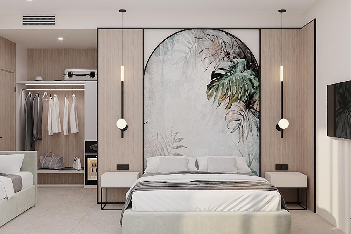 Ein modernes Schlafzimmer mit einem großen Bett, einem Kleiderschrank, einem Nachttisch und einem an der Wand befestigten Kunstwerk.