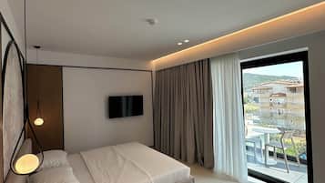 Deluxe Double Room, Balcony | Minibar, in-room safe, individually furnished, desk