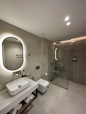 Shower, hair dryer, slippers, towels - Hotel Colosseum (Ksamil)