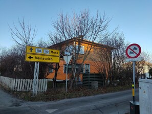 Et vejskilt med vejvisning til Moss og Varnaveien, samt et forbud mod parkering.