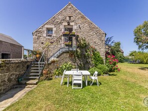 Outdoor dining - Spacious apartment with garden and pets allowed - Gatteville-le-Phare (Gatteville-le-Phare)