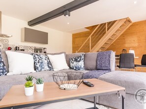 TV - Family house in Pontorson with covered pool (Pontorson)