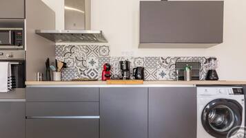 Een koelkast, een microgolfoven, een vaatwasser