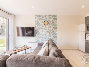 TV - Family house in Pontorson with covered pool (Pontorson)