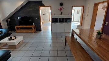 Fernseher, Tischtennisplatte