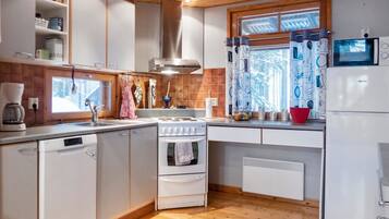 Jääkaappi, mikroaaltouuni, astianpesukone