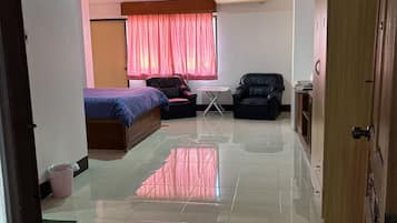 Habitación individual Deluxe | Ropa de cama hipoalergénica y espacio para trabajar con laptop