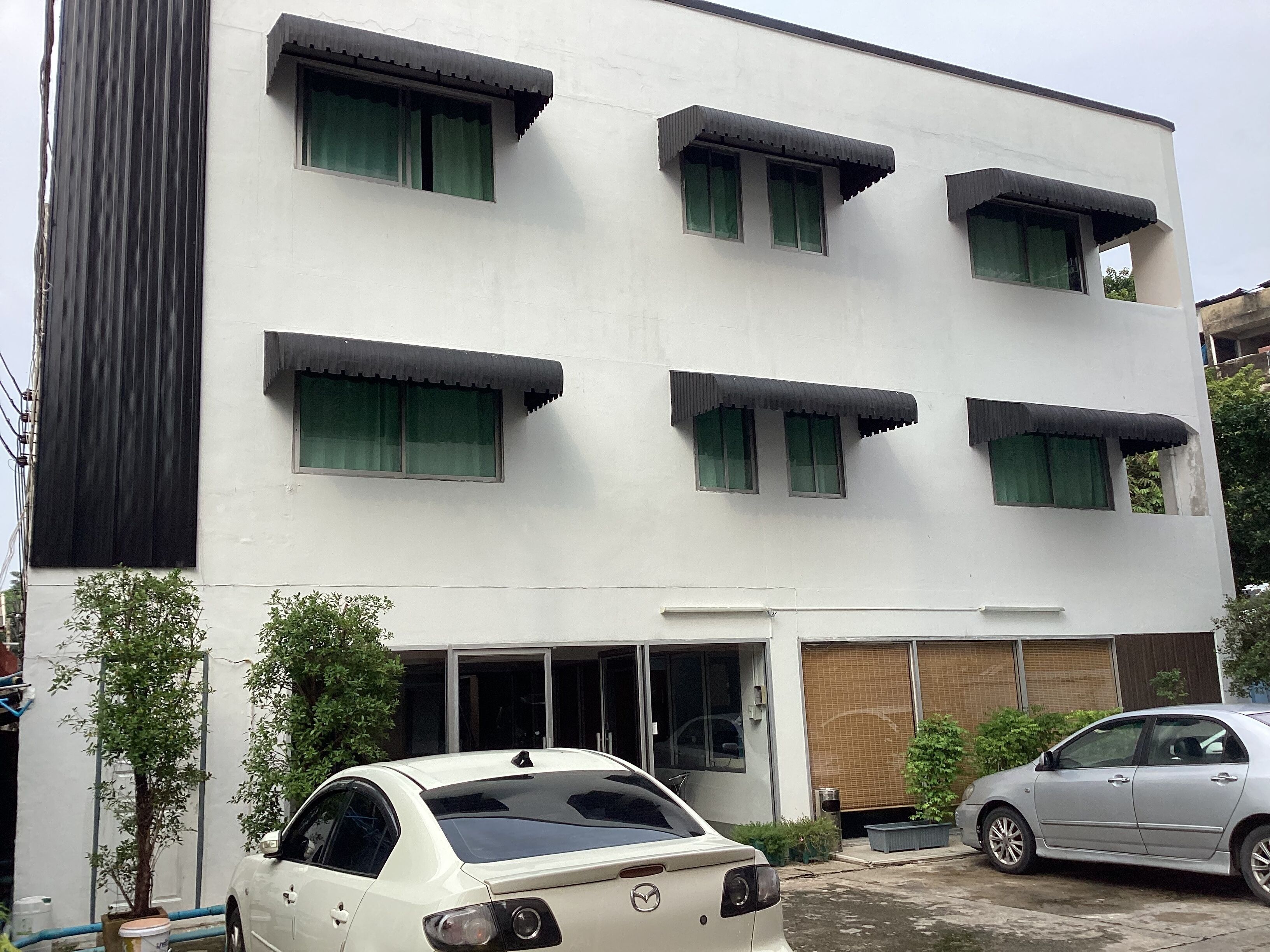 Vista frontal de la propiedad