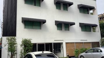 Vista frontal de la propiedad