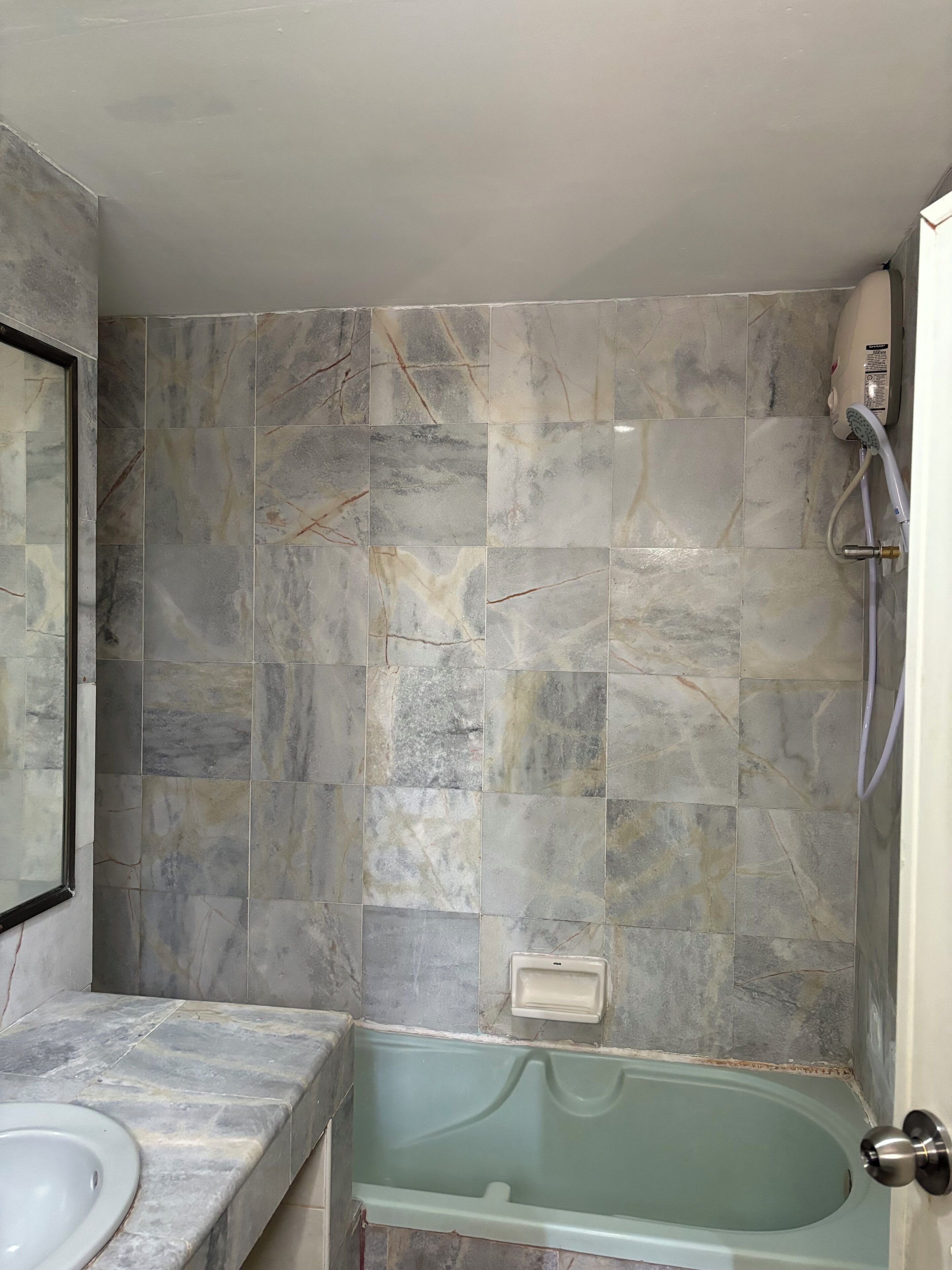 Rainfall showerhead, free toiletries, towels, soap