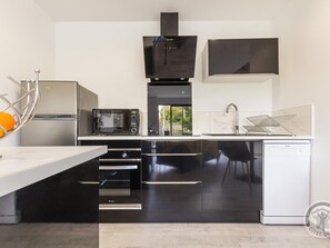 Fridge, microwave, dishwasher - Modern house with spa and garden near the beach (Tourneville-sur-Mer)