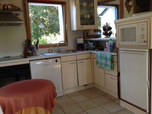 Réfrigérateur, four à micro-ondes, un four, surface de cuisson