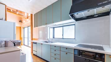 經典獨棟房屋 | 私人廚房 | 大型冰箱、微波爐、爐台、電熱水壺