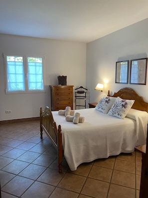 4 bedrooms, desk, iron/ironing board, free WiFi