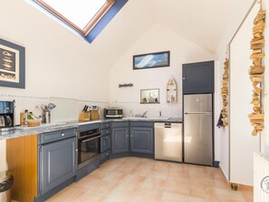 Fridge, microwave, oven, dishwasher - Charming quiet house with garden, near Barfleur (Gatteville-le-Phare)