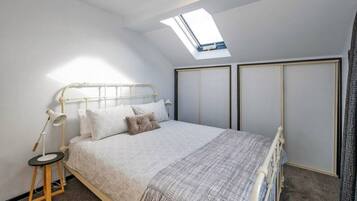 3 bedrooms, desk, iron/ironing board, travel cot