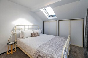 3 bedrooms, desk, iron/ironing board, travel cot - Little Black Chalet Methven (Methven)