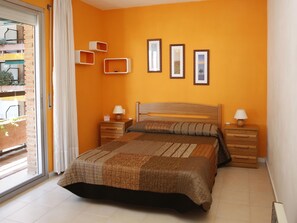 3 bedrooms, free WiFi, bed sheets - Beachfront Apartment with Pools in Torredembarra (Torredembarra)