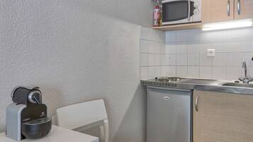 Réfrigérateur, micro-ondes, plaque de cuisson, cafetiÚre/bouilloire