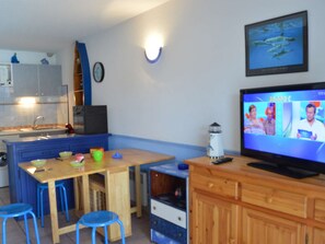 Kjøleskap, mikrobølgeovn, kokeplater og kaffetrakter/tekoker