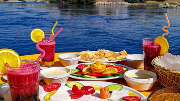 فطور كامل مجانًا يوميًا