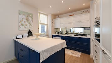 KĂŒhlschrank, Mikrowelle, Ofen, Herdplatte