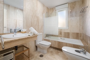 Shower, hair dryer, bidet, towels - Elviria Beach, Marbella (Marbella)